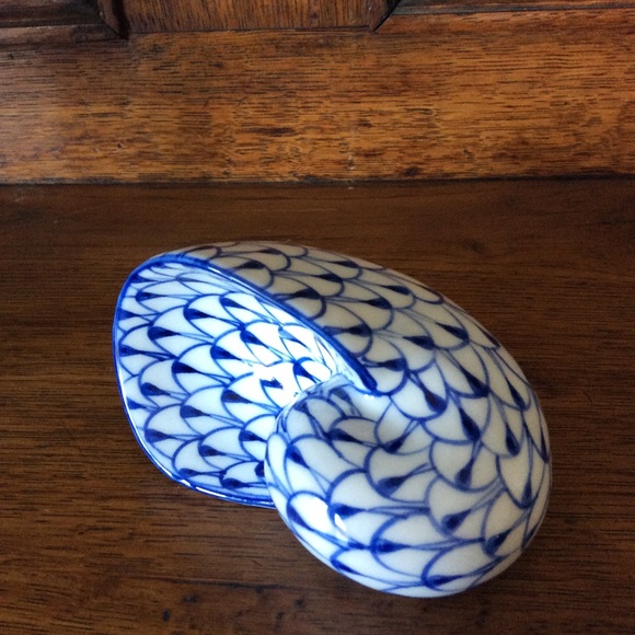 Andrea by Sadet: Blue & White Porcelain Nautilus. - Picture 9 of 9